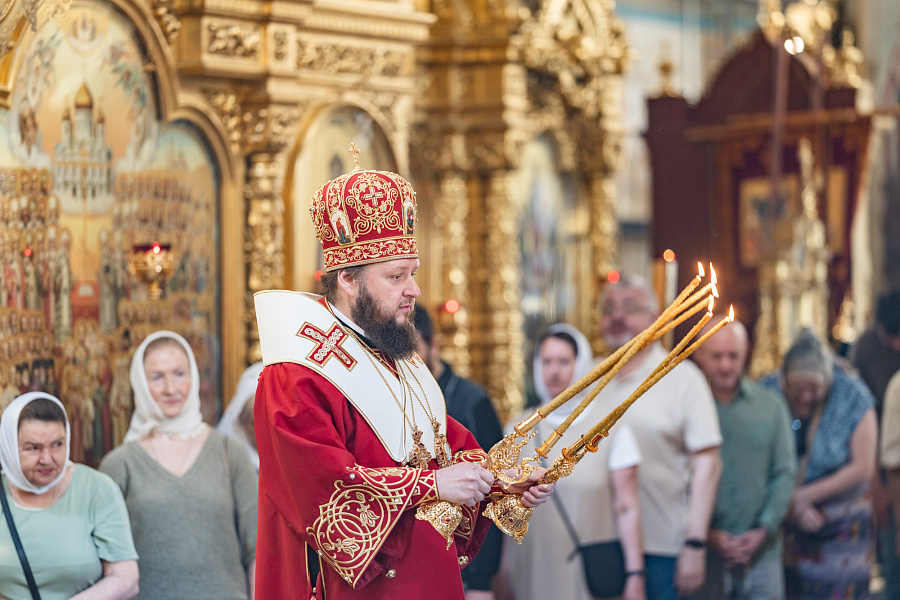 Божественная литургия в день отдания праздника Пасхи в Троицком кафедральном соборе Подольска